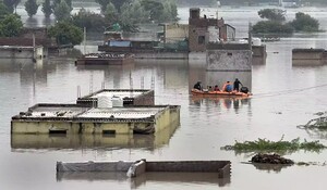 दिल्ली के कई इलाकों में बाढ़ से हालात खराब, सीएम केजरीवाल ने बुलाई कैबिनेट की बैठक