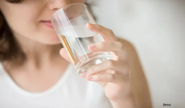 सर्वोत्तम स्वास्थ्य बनाए रखने के लिए पर्याप्त मात्रा में पिए पानी