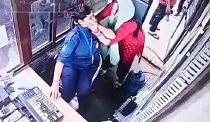 Greater Noida: महिला ने टोल प्लाजा कर्मचारी के खंचे बाल, साथ ही दी धमकी