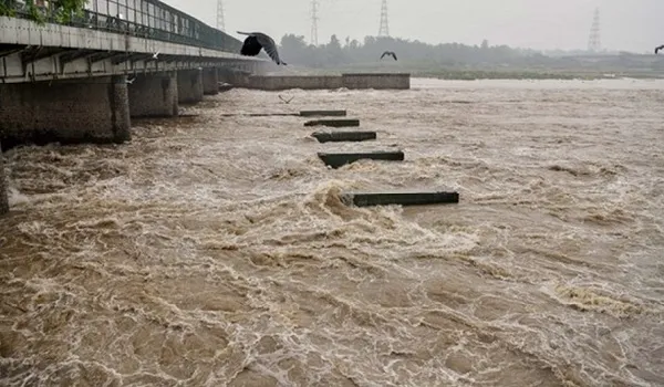 Delhi: बारिश के चलते यमुना का जलस्तर फिर खतरे के निशान के पार