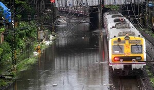 Mumbai: उपनगरीय खंड पर लोकल ट्रेन सेवाएं बंद, भारी बारिश के बाद पटरियों पर भरा पानी