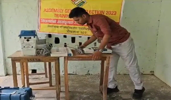 Rajasthan: निर्वाचन विभाग द्वारा मतदान को लेकर जागरूकता अभियान, सागू बड़ी गांव के स्कूल में EVM का किया गया प्रदर्शन