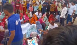 Dausa: स्टेट हाईवे पर महिला के शव के दूसरे दिन भी ग्रामीणों का प्रदर्शन, दोषियों की गिरफ्तारी की मांग पर अड़े है ग्रामीण