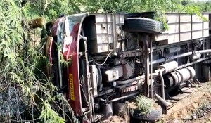 जोधपुर में कार को बचाने के प्रयास में बस पलटी, हादसे में 3 लोग घायल