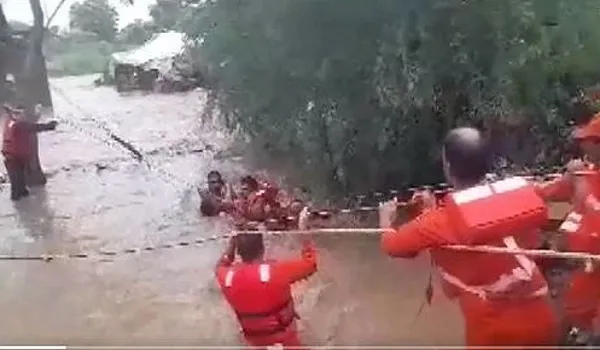 Gujarat: जूनागढ़ में जलभराव के कारण NDRF टीम ने चलाया बचाव अभियान
