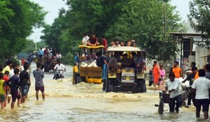Noida: Hindon नदी का जलस्तर बढ़ने से बाढ़ अलर्ट जारी, करीब 200 लोगों को निकाला गया बाहर