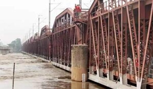 Delhi: यमुना एक बार फिर उफान पर, पुराने रेलवे ब्रिज पर रेल यातायात ​किया बंद