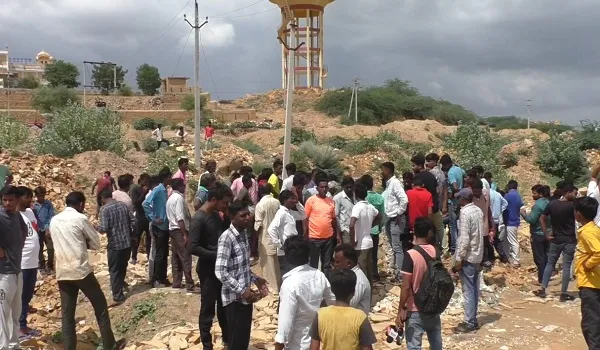 Jaisalmer: गुमशुदा बच्चे का मिला शव, पानी के गड्ढे में मिलने पर परिजनों ने जताया हत्या का शक