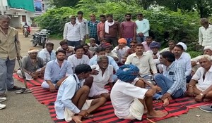 Bhilwara: टीचर्स की कमी से स्कूल पर तालाबंदी, शिक्षकों के पद भरने की मांग को लेकर ग्रामीणों ने दिया धरना