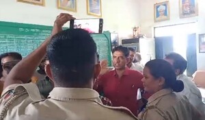 Pratapgarh News: टीचर पर छात्राओं ने लगाया अश्लील हरकत और छेड़छाड़ करने का आरोप, जमकर हुआ हंगामा