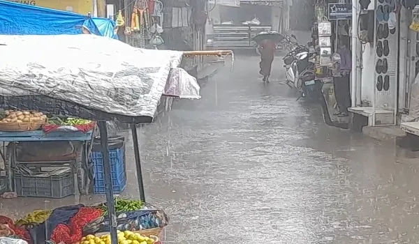 प्रतापगढ़ में मानसून हुआ फिर मेहरबान, तेज हवाओं के साथ शुरू हुई मूसलाधार बारिश, कई इलाकों में सड़कों पर भरा पानी