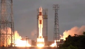 VIDEO: ISRO ने PSLV-C56 रॉकेट किया लॉन्च, सिंगापुर के 7 सैटेलाइट की एक साथ लॉन्चिंग