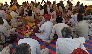 Jaisalmer: मोहनगढ़ में हजारों बीघा जमीन घोटाले को लेकर किसानों का आठवें दिन भी धरना जारी, कांग्रेस नेता ने उचित कार्यवाही करने का दिया आश्वासन