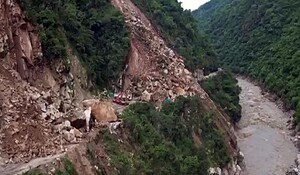 HP: भूस्खलन के बाद शिमला-चंडीगढ़ राष्ट्रीय राजमार्ग हुआ अवरुद्ध