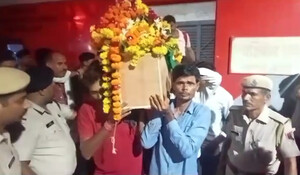 Train Firing : ASI टीकाराम मीणा का शव पहुंचा सवाई माधोपुर, राजकीय सम्मान से हुआ अंतिम संस्कार