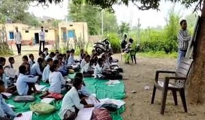 Rajasthan: शिक्षा की ये कैसी तस्वीर; स्कूल का भवन जर्जर, पेड़ के नीचे पढ़ने को मजबूर देश का भविष्य
