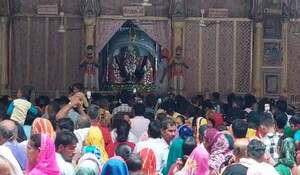 करौली: आराध्य देव राधामदन मोहन जी मंदिर में हरियाली तीज पर सजी हिंडोला झांकी, श्रद्धालुओं की उमड़ी भीड़