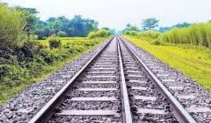 Alwar News: ट्रेन के आगे छलांग लगाकर युवक ने की आत्महत्या, रेलवे ट्रेक के पास पड़ा मिला शव