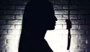 Dungarpur News: मोबाइल चलाने पर मां ने डांटा तो बेटी ने की आत्महत्या, फंदे से लटकता मिला शव