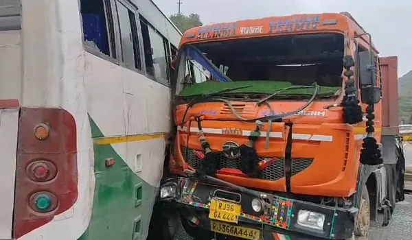 Sirohi News: ट्रेलर ने खड़ी बस को पीछे से मारी टक्कर, बस में सवार 3 यात्री हुए घायल