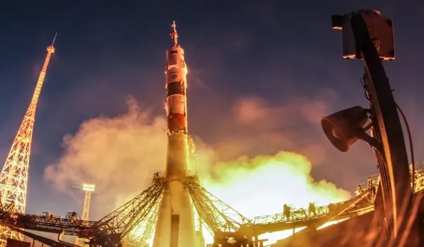 Russia: रूसी अंतरिक्ष यान से तीन अंतरिक्षयात्री अंतरराष्ट्रीय अंतरिक्ष स्टेशन पहुंचे