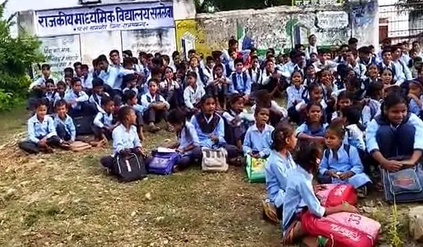Rajsamand: राजकीय विद्यालय सतलेवा में शिक्षकों की कमी के चलते विद्यार्थियों ने जड़ा ताला 
