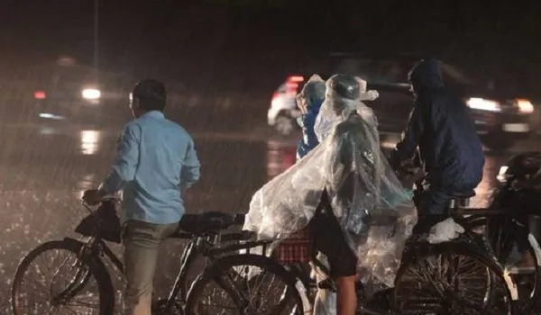 Delhi Rains: दिल्ली में बारिश के हाल बेहाल, जलभराव से ट्रैफिक जाम, IMD ने अगले दो दिन और बारिश का जताया अनुमान