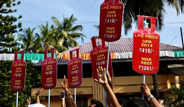 Bharat Jodo Yatra: कांग्रेस कार्यकर्ताओं ने त्रिशूर में गैस सिलेंडर के कटआउट के साथ किया प्रदर्शन 
