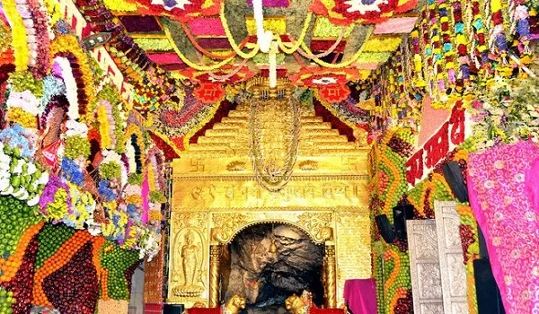 नवरात्रि उत्सव के दौरान तीर्थयात्रियों के स्वागत के लिए वैष्णो देवी मंदिर तैयार