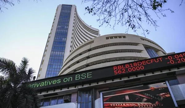 Sensex: शेयर बाजारों में शुरुआती कारोबार में भारी गिरावट, सेंसेक्स 817 अंक टूटा