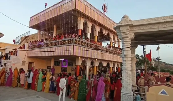 Navratri Special: बाड़मेर की पहाड़ी पर स्थित माताजी मंदिर में हुई घटस्थापना, श्रद्धालुओं का उमड़ा सैलाब 