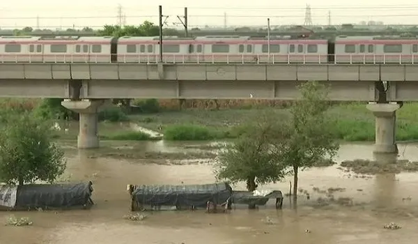 Delhi: दिल्ली में यमुना नदी का जलस्तर खतरे के निशान के पार, प्रशासन ने निचले इलाकों में रहने वाले लोगों को निकालने की दी चेतावनी 