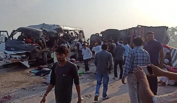 UP News: लखीमपुर खीरी में भीषण सड़क हादसा, बस-ट्रक की टक्कर में आठ लोगों की मौत, 14 अन्य घायल 