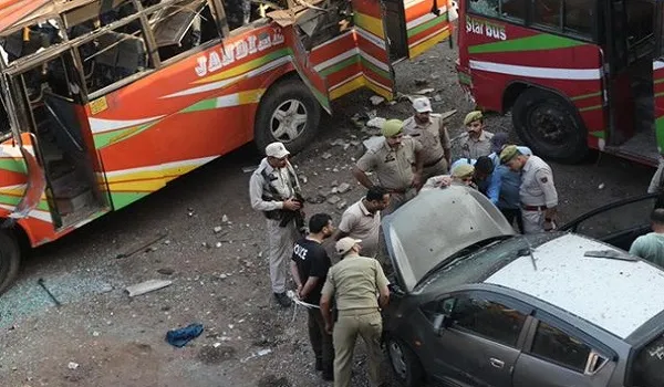 Jammu Kashmir: ऊधमपुर में पेट्रोल पंप के पास खड़ी बस में जोरदार धमाका, दो लोग जख्मी 