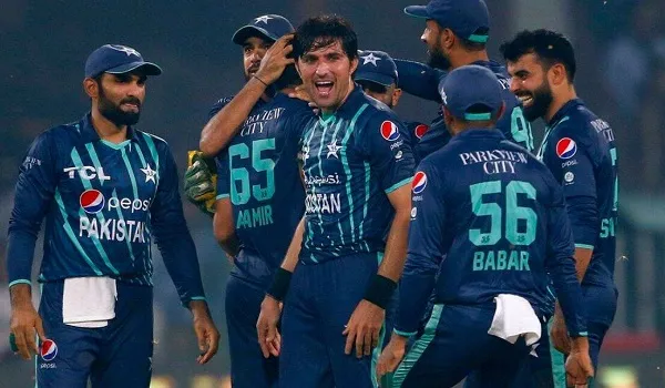 PAK vs ENG: पाकिस्तान ने पांचवें T20में इंग्लैंड को 6 रन से हराकर रोमांचक जीत दर्ज की