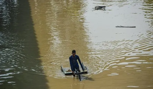 Delhi: दिल्ली में यमुना का जलस्तर हुआ कम, लेकिन अब भी खतरे के निशान से ऊपर