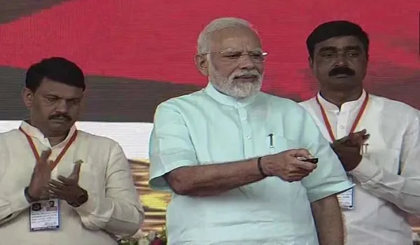 PM मोदी ने सूरत-भावनगर में किया रोडशो, ड्रीम सिटी के प्रवेश द्वार का किया उद्घाटन 