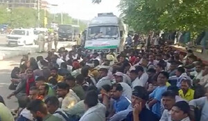 Jaipur News: अब आंदोलनरत एंबुलेंस कर्मचारियों पर सख्ती की तैयारी, SMS मेडिकल कॉलेज के बाहर भारी संख्या में पुलिस बल तैनात