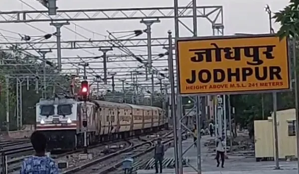 जोधपुर रेल प्रशासन ने रामदेवरा मेले में जाने वाले जातरुओं के लिए सतर्कता बरतने की दी सलाह, कहा- ट्रेनों की छत पर चढ़े तो हो सकता है हादसा