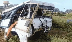 Road Accident: NH-21 पर ट्रेलर की टक्कर से मिनी बस पलटी, दो की मौत 11 गंभीर रूप से घायल