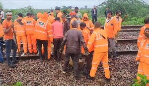 धौलपुर में डाउन लाइन रेलवे ट्रैक के नीचे की जमीन धंसी, दरार आने से ट्रेनें हुई बाधित