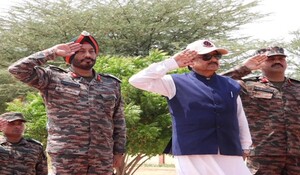 Jaisalmer News: भारत-पाक बॉर्डर पर पहुंचे केंद्रीय मंत्री अजय भट्ट, विजय स्तम्भ पर पुष्प अर्पित कर शहीदों को दी श्रद्धांजलि