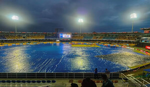 IND vs SL: भारत-श्रीलंका मुकाबले पर मंडराये बारिश के बादल, जानें अगर मैच हुआ रद्द तो किस नियम के तहत होगा फैसला