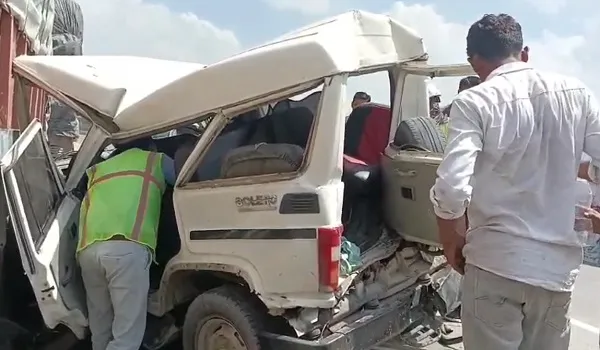 Ajmer News: अनियंत्रित ट्रक की टक्कर से बोलेरो कार के उड़े परखच्चे, 9 लोग घायल