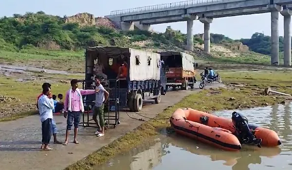 Dholpur News: चंबल नदी में तीन युवकों के बहने के प्रकरण में सुबह 5 बजे से रेस्क्यू ऑपरेशन जारी, तलाश के दौरान एक युवक के शरीर के अवशेष मिले