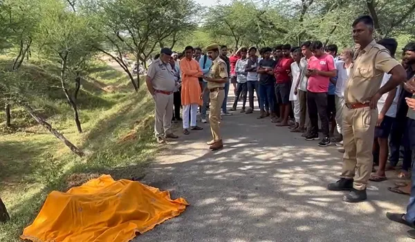 Jaipur News: महिला की अधजली लाश मिलने से फैली सनसनी, हत्या कर शव को सड़क किनारे फेंक ज्वलनशील पदार्थ से लगाई आग