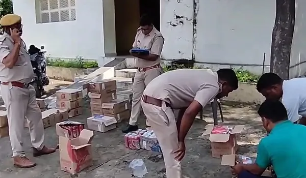 Rajasthan: डूंगरपुर में शराब तस्करी के खिलाफ पुलिस की बड़ी कार्रवाई, 26 कार्टन अंग्रेजी शराब बरामद; आरोपी फरार