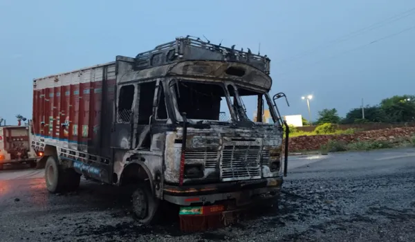 Dholpur News: बाइक और ट्रक की भिड़ंत में दो सगे भाइयों की मौत, बड़े भाई की ग्रेड थर्ड टीचर की जॉइनिंग के लिए जा रहे थे; एक जिंदा जला