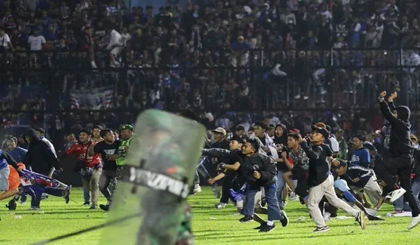 Indonesia Violence: फुटबॉल मैच के बीच प्रशंसकों में झड़प, मची भगदड़, 129 लोगों की मौत