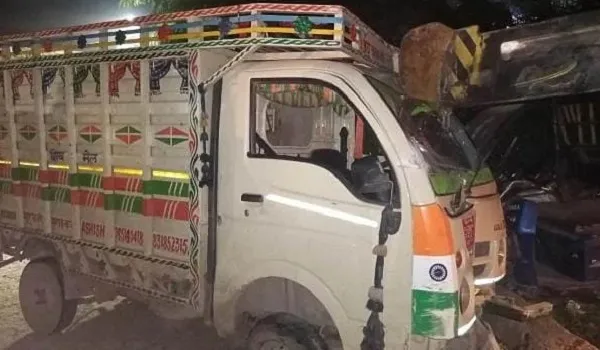 Uttar Pradesh: खड़े लोडर टेंपो से टकराई तेज रफ्तार ट्रक, पांच लोगों की मौत, 10 अन्य घायल